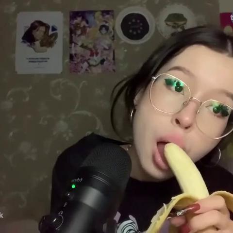 Lezzy Bunny Asmr Sucking & Licking Banana