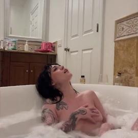 Essaere – Bath Masturbation
