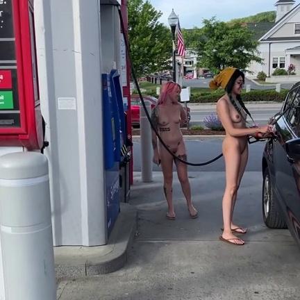 Boba_Bitch & Lilglitterbitch – Fully Nude Refueling