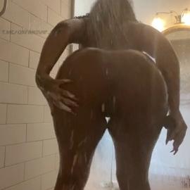 Famousluxe Twerking In Shower