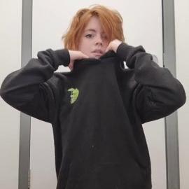 Willow.Trie – Fitting Room Strip & Teasing
